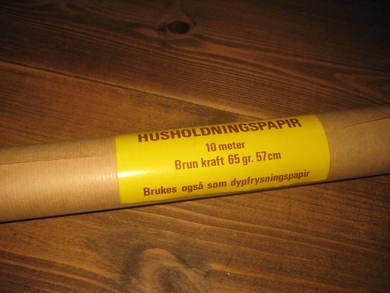Uåpna rull HUSHOLNINGSPAPIR 10 meter brukes også til dypfrysningspapir Dette er rull nr A1