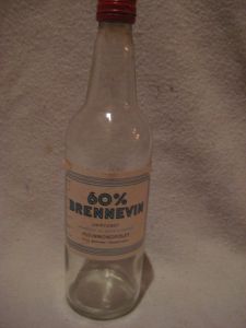 Flaske 60 % BRENNEVIN UKRYDRET, fra A/S VINMONOPOLET.            70 tallet