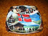 Pent fat i plast med motiv fra Norge 70 tallet