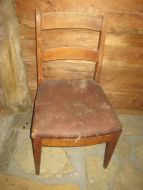 Eldre stol med skinnsete, 30-40 tallet.