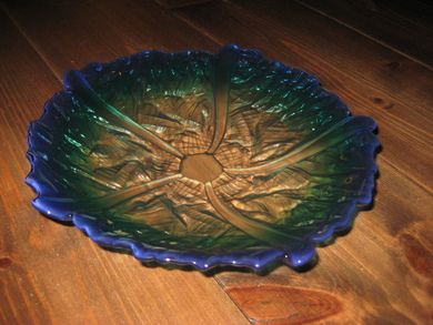 Meget pent farga glassfat ca 24 cm i diameter