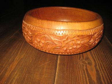 Pen utskjært treskål ca 25 cm i diameter