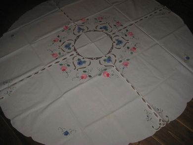 Brodert duk rund ca 155 cm i diameer