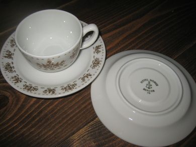 Kopp og tefat fra 70 tallet, merka under med: HOTEL NORGE, BERGEN. Merke både på tefat og kopp, kopp 1972, tefat 1976.