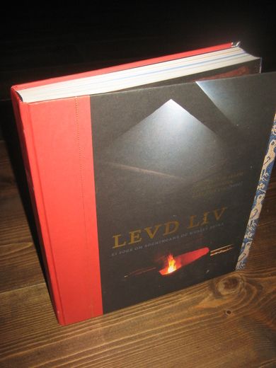 ENGESÆTER / VOLD: LEVD LIV. Ei soge om sogningane og museet deira. 2009.