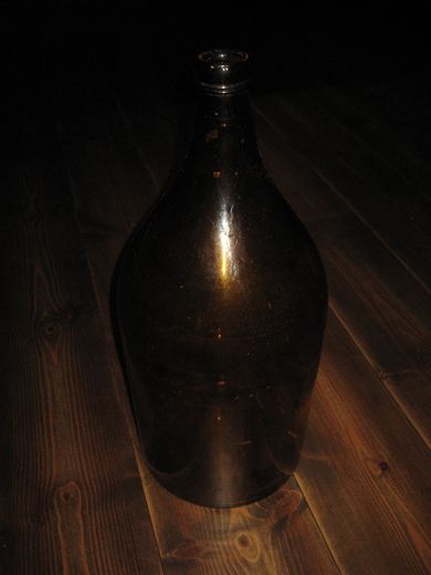 Meget pen, gammel ølflaske, ca 10 liter, ca 50 cm høg. 50 tallet. 