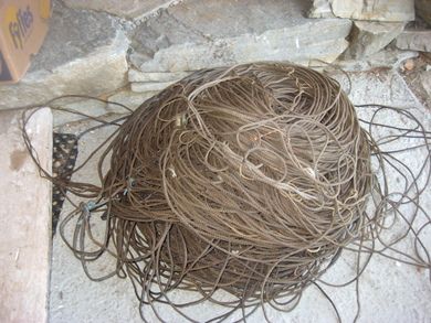 Stor kveil med gammel linetau ca 3 mm tjukkt kan brukes til så mangt