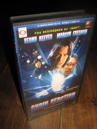 CHAIN REACTION 15 ÅR 1996 100 MIN