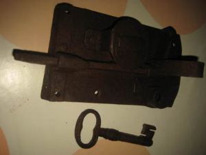 Gammelt, heimesmidd lås med nøkkel som passer, 1800 tallet.