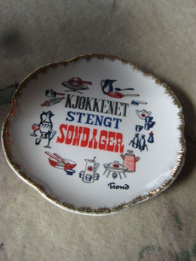 Pynteplatte med tekst: KJØKKENET STENGT SØNDAGER Ca 19 cm i diameter