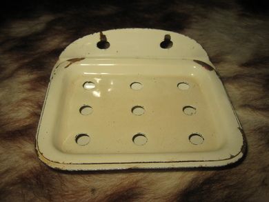 Nostalgisk og pen, emaljert såpekopp med oppheng for vegg og løs plate nedi, 50 tallet. 