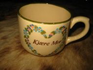 Megastor kopp med tekst: Kjære Mor. Ca 11 cm i diameter. 