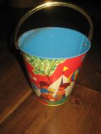 Gammel, nostalgisk blikk lekespann med hank, 0.7 liter, 50-60 tallet. Ca 13 cm høg. Made in GDR. RØD. 