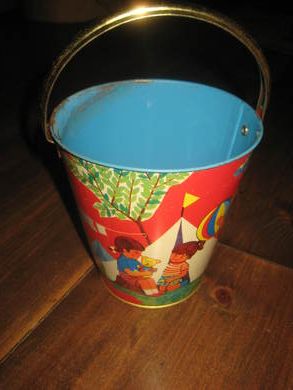 Gammel, nostalgisk blikk lekespann med hank, 0.7 liter, 50-60 tallet. Ca 13 cm høg. Made in GDR. RØD. 