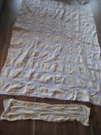 Pen duk til bordet samt løper 60 tallet selges under ett