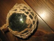 Rund kavlkule med seis litt slitasje ca 8 cm i diamter brukt ved garnfiske i gamle dager tidkleg 1900