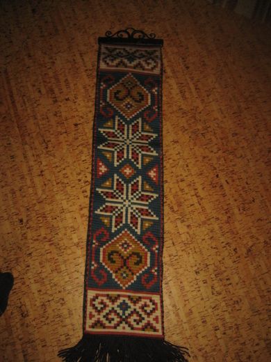 Brodert veggløper med oppheng ca 84 cm lang 50 - 60 tallet