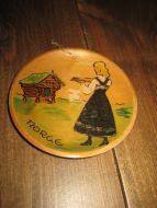 Trefat dekorert NORGE Ca 10 cm i diameter 50 -60 tallet
