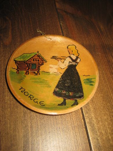 Trefat dekorert NORGE Ca 10 cm i diameter 50 -60 tallet