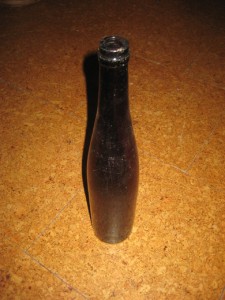 Mørk brun flaske fra tidleg 1900.