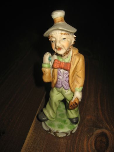 Pen og gammel porselensfigur ca 16 cm høg