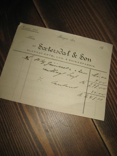 Meget pen faktura med dekor også på baksida fra Sætersdal & Søn Blanksværte- Lud- & Edikkefabrik Tidleg 1900