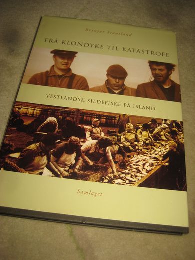 Stautland: FRÅ KLONDYKETIL KARASTROFE. Vestlandsk sildefiske på Island. 2002.