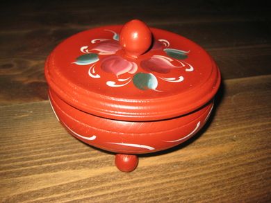 Meget pen rosemala suvenier skål fra Øyehaug Souvenier Ørsta Handlala fra en fabrikk som det berre er minna att av 70 tallet