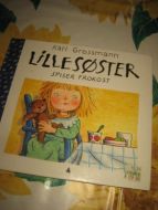LILLE SØSTER SPISER FROKOST. 2012.