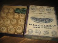 Eske med noe innhold fra BARBOUR & SONS LTD LISBURN N IRLAND 50 tallet