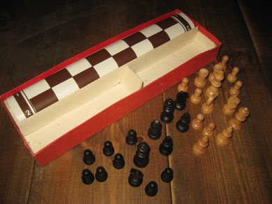 Sjakkbrett med 15 brikker av kvar sort 50-60 tallet ??