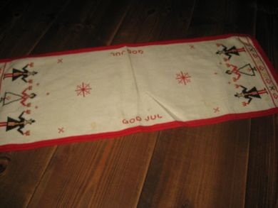 Juleduk med bitte liten skade en tråd er slitt ca 70 cm lang