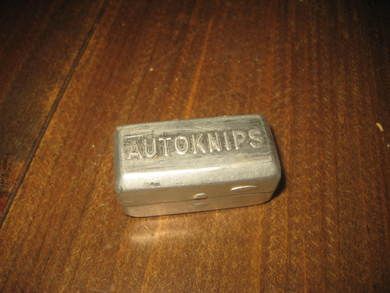Lita metallboks med lokk alumiminium AUTOKNIPS 60 tallet Ca 4 5 cm lang