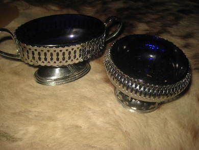 Selges samla blått glass i begge