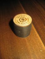 Strøken ubrukt norskprodusert trådsnelle i tre PRIMA NORSK SYTRÅD 200 METER 50-60 tallet