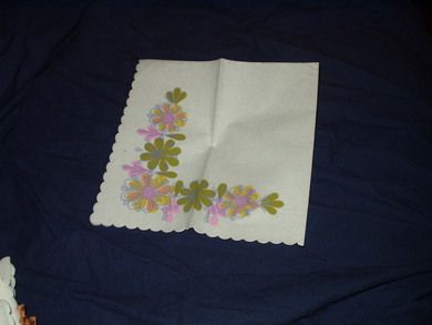 Serviett med blomstermotiv fra eldre samling