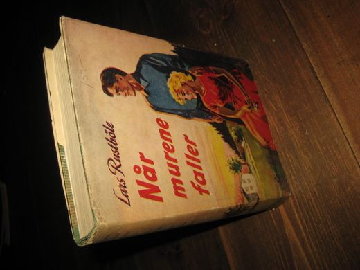Rustbøle, Lars: Når murene faller. 1. opplag, 1945.