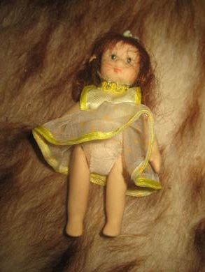 Liten pen porselensdokke ca 9 cm høg