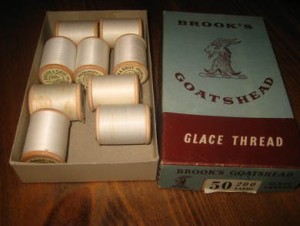 Eske med 9 ubrukte trådsneller i tre, BROOK'S GOATSHEAD GLACE THREAD. Fra Jonas Brook & Bros, 50-60 tallet.