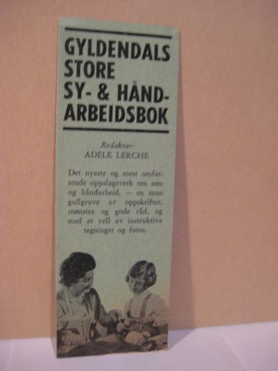 Reklame bokmerke for GYLDENDALS STORE SY- & HÅNDARBEIDSBOK