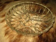 Meget pent påleggsfat i glass, ca 18 cm i diameter, 3 delt, meget pent. Tungt glass, krystall ?? Dette er fat nr 1