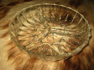 Meget pent påleggsfat i glass ca 18 cm i diameter 3 delt meget pent Tungt glass krystall ?? Dette er fat nr 1