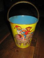 Gammel, nostalgisk blikk lekespann med hank, 0.7 liter, 50-60 tallet. Ca 13 cm høg. Made in GDR. GUL. 