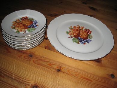 Strøkent sett med fruktfat fra PORSGRUNN 1984 stort fat og 8 stk mindre selges under ett