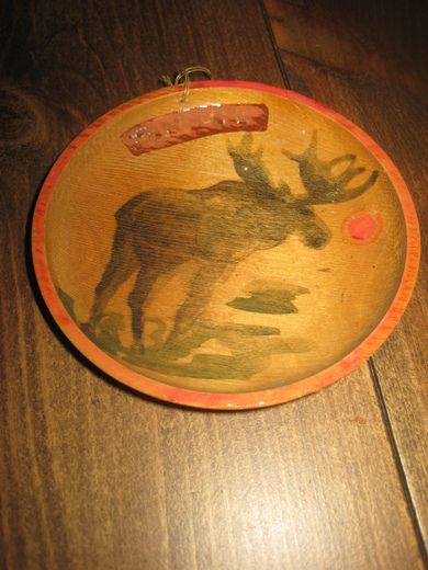 Trefat dekorert med reinsdyr Ca 10 cm i diameter 50 -60 tallet