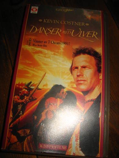 DANSER MED ULVER 15 ÅR 1990 158 MIN