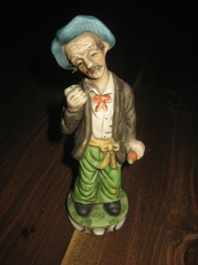 Pen og gammel porselensfigur ca 16 cm høg