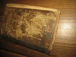 Meget gammel bok langt nede på 1800 tallet. 