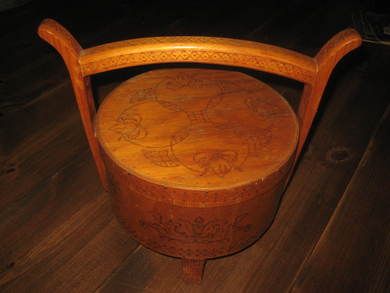 Pent arbeid fra en del år tilbake i tid ca 23 cm i diameter 26 cm høg et pent arbeid med lokk og spesiellt handtak