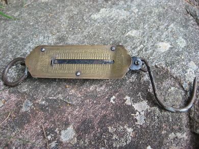 Liten vekt med messingplate, POCKET BALANCE. Av eldre dato.